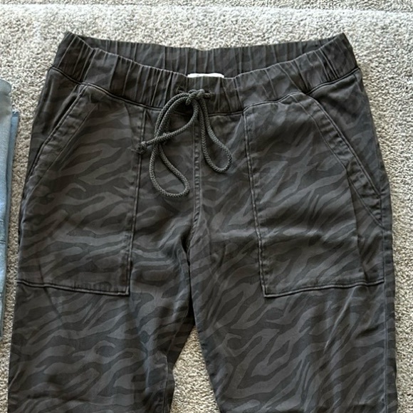 Bella Dahl Animal Print Joggers - Picture 2 of 9